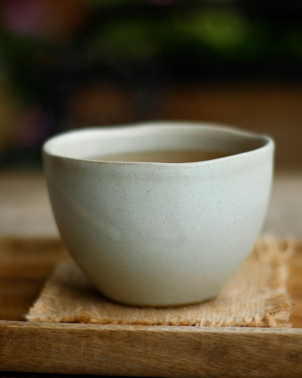 Ceramiczna czarka z naparem na drewnianej podstawce