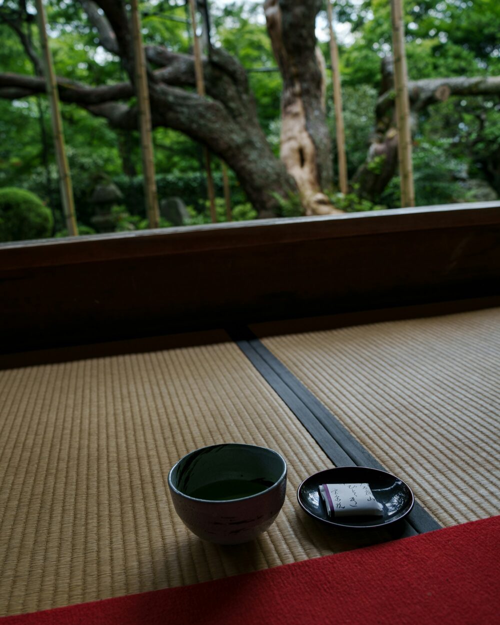 Czarki herbaty na tatami w japońskim domu