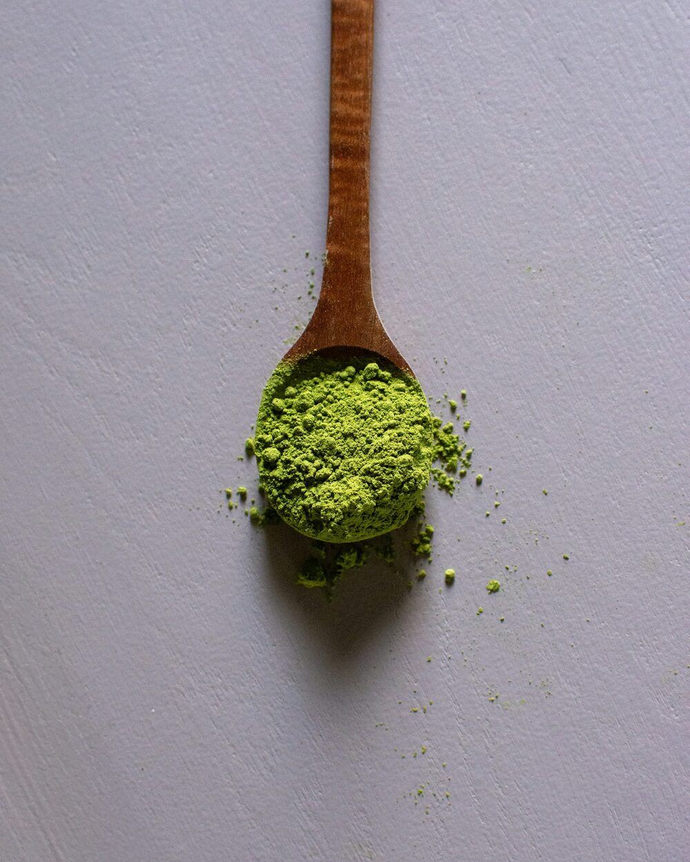 Matcha na drewnianej łyżeczce