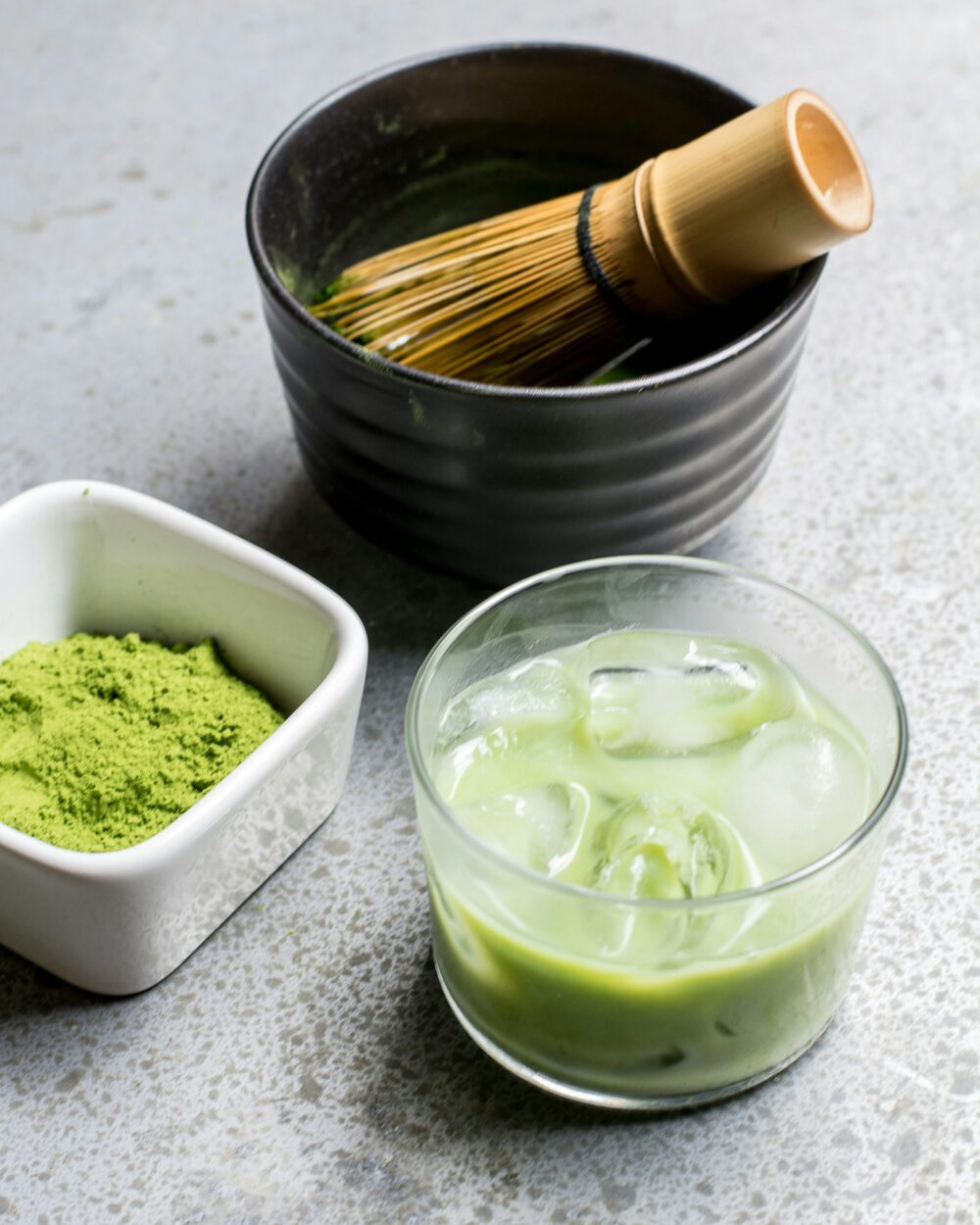 Miotełka do matchy, proszek matchy i matcha latte z lodem